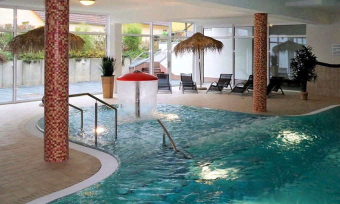 Mirow House | Cosy apartment in villa with hot tub, pool, WIFI, TV, terrace, pets allowed and parking