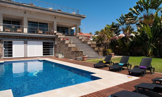 Sonnenland House | Cosy apartment in villa for 12 guests with WIFI, private pool, TV, patio and parking