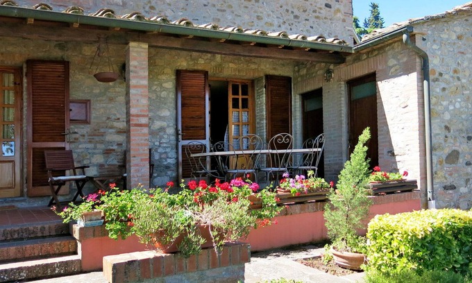 Orciatico Villa | Cosy apartment in villa with WIFI, pool, TV, terrace, pets allowed, panoramic view and parking