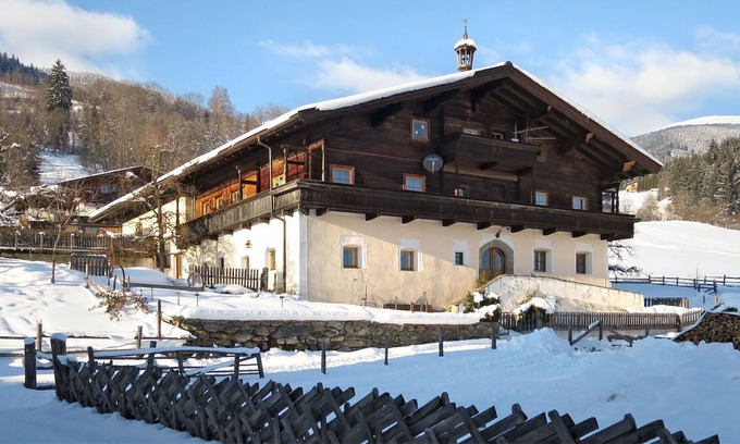 Piesendorf Villa | Cosy apartment in villa for 10 guests with WIFI, TV, patio, pets allowed and parking
