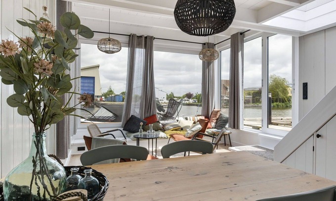 Woudsend House | Cosy apartment in villa for 4 people with WIFI, patio and parking