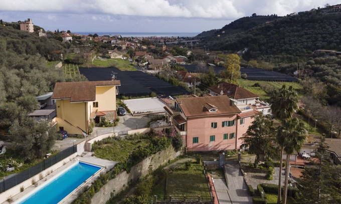 Diano Castello Apartment | Cosy apartment for 4 guests with WIFI, pool, TV, terrace, pets allowed and parking