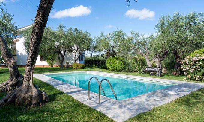Monade Santa Lucia Villa | Cosy apartment in villa with WIFI, pool, A/C, TV, patio, pets allowed and panoramic view