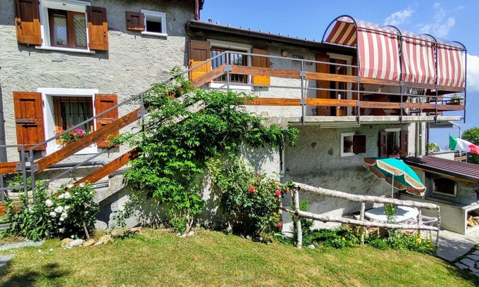 Peglio Apartment | Cosy apartment for 6 people with WIFI, TV, patio and pets allowed