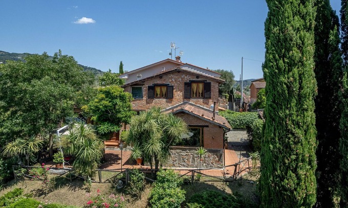 Buggiano Villa | Cosy apartment in villa with WIFI, A/C, pool, TV, patio, pets allowed, panoramic view and parking