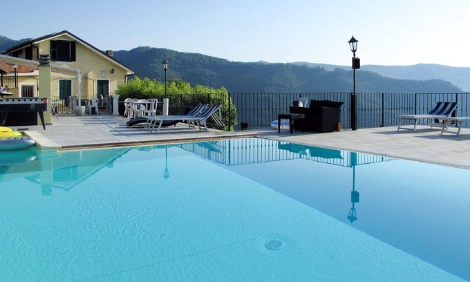 Valloria Apartment | Cosy apartment for 4 people with WIFI, hot tub, pool, A/C, TV and patio