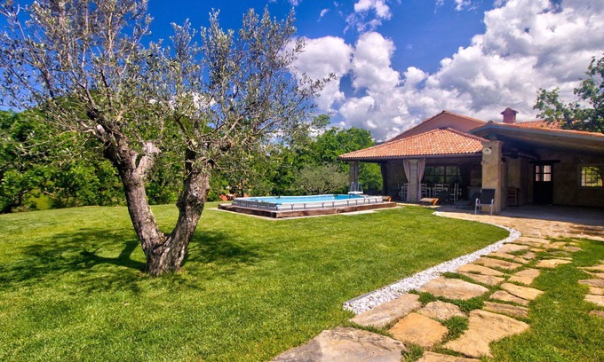 Hrastovlje Apartment | Cosy apartment with WIFI, A/C, private pool, TV, terrace, pets allowed, panoramic view and parking