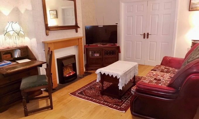 Dunmurry House | Cosy Authentic Irish Home, 10 mins from Belfast city centre.