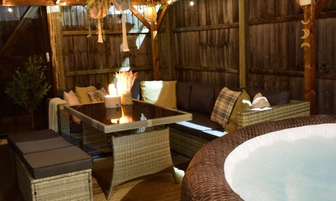Goffs Oak House | Cosy Barn with Hot Tub in Hertfordshire