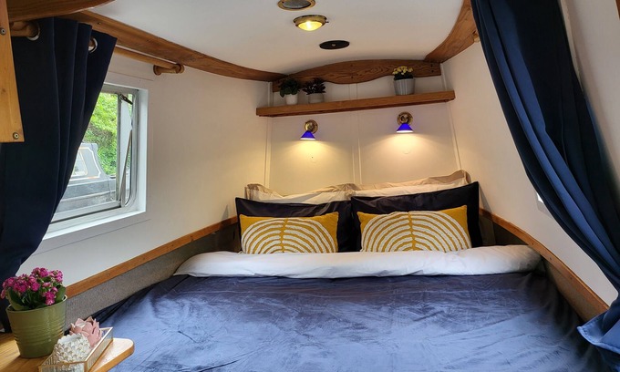 Little Venice Boat Rental | Cosy Canal Boat in Little Venice for Family & Friends