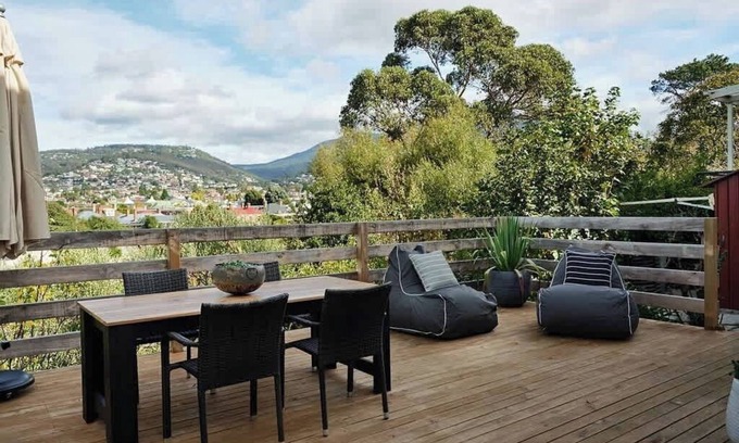 Battery Point Apartment | Cosy, central apartment with large sunny deck