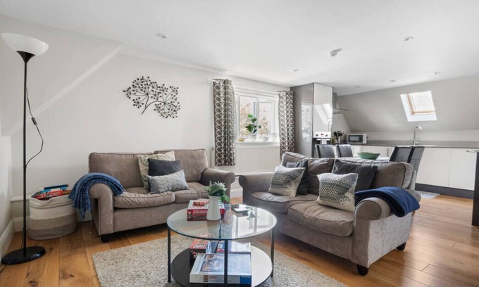 New Forest District Apartment | Cosy & Central Brockenhurst Flat