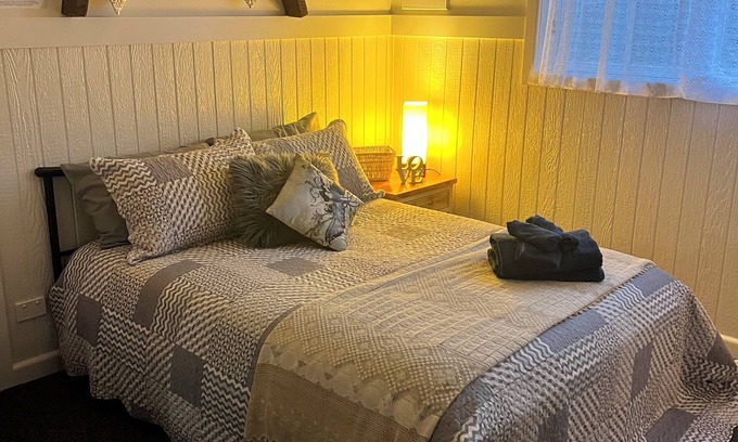 Echuca Cottage | Cosy comfortable great location nEchuca cbd : The Watchmakers cottage.