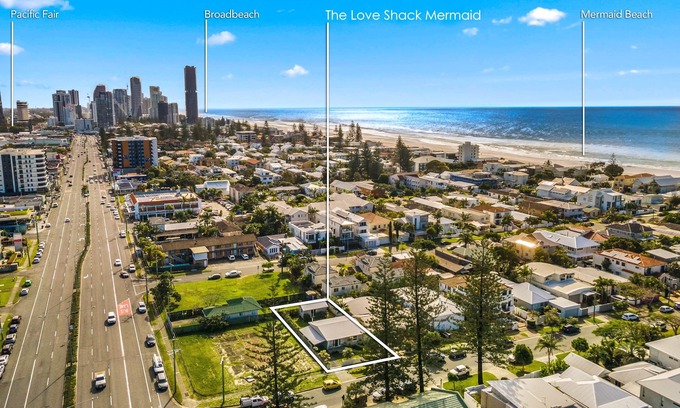 Mermaid Beach House | Cosy cottage, dog friendly, walk to beach, shops, bus, inc linen & toiletries