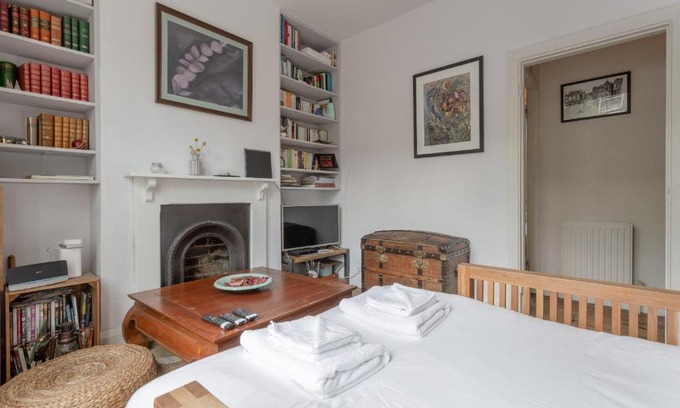 Queen's Park Apartment | Cosy Cottage with Large Garden