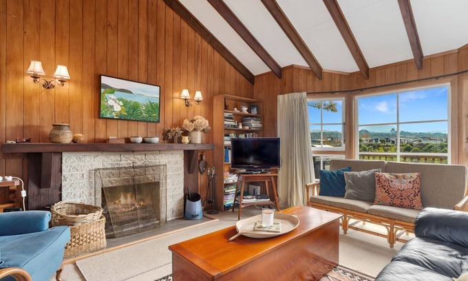 Kinloch House | Cosy cottage with sleep out overlooking the reserve in central Kinloch