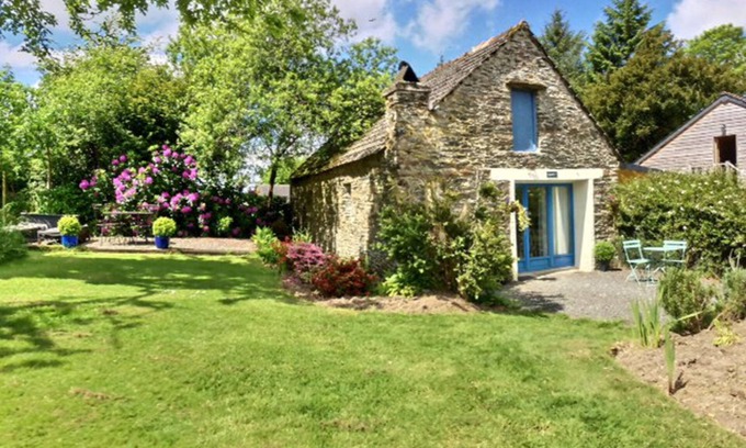 Sizun Cottage | Cosy couples' studio gîte in the heart of the Monts D'Arrée with heated pool