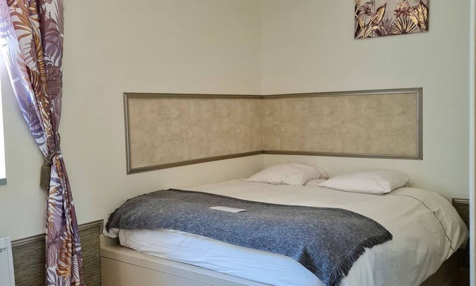 Saint-Priest House | Cosy double room overlooking the street in a charming house