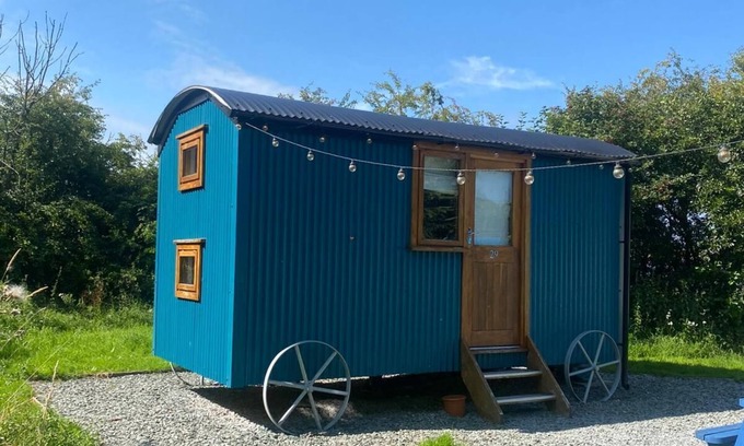 Higher Walton Cabin | Cosy en suite shepherd hut on the grounds of Historic building Samlesbury Hall