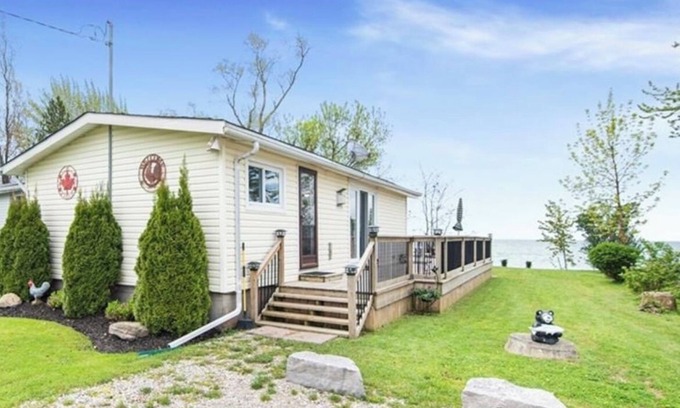 Dunnville Cottage | Cosy Fall getaway 1 hour to Hamilton 3 bedroom Lake Erie Lakefront Cottage