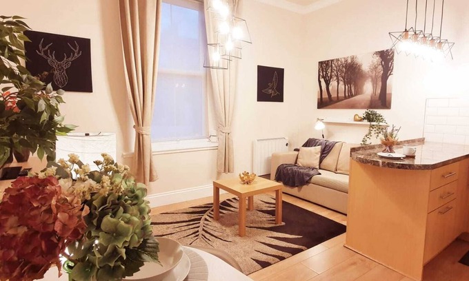 Leith Apartment | Cosy flat on Leith Walk