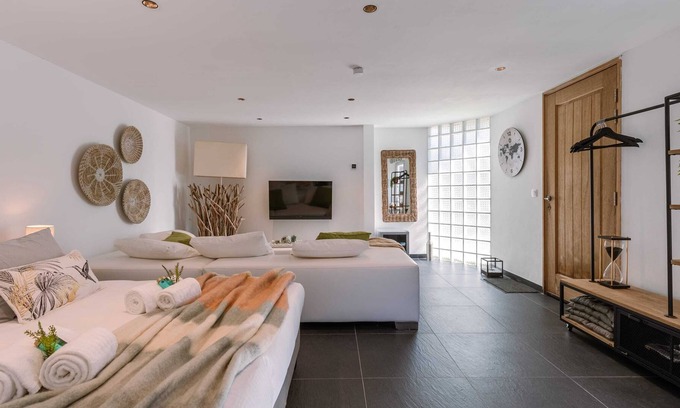 De Haan Ski Chalet | Cosy guest room with garden