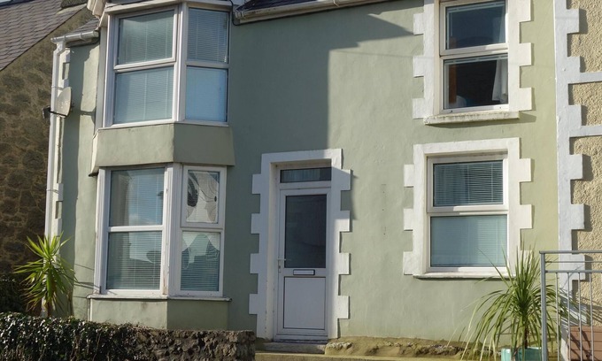 Benllech House | Cosy Home from Home close to Beautiful Benllech Beach - Child and Pet Friendly