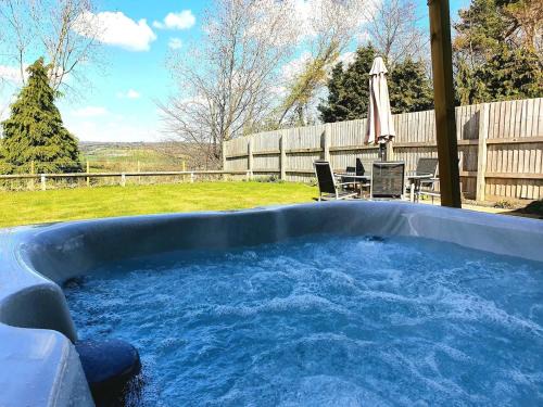 Marsh Lane House | Cosy Home from Home, Private Hot tub, Sunset Views