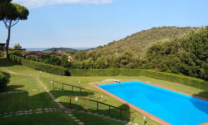 Castiglione della Pescaia Apartment | Cosy apartment for 6 people with pool, WIFI, TV, terrace and pets allowed