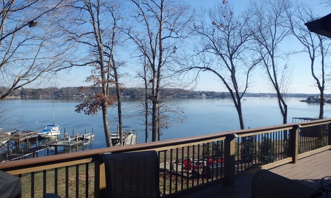 Lake Norman of Catawba Cabin | Cosy Lakefront Log Cabin