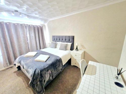 Gooshays Apartment | Cosy Luxurious Large 3 bedroom house, free parking, free WiFi
