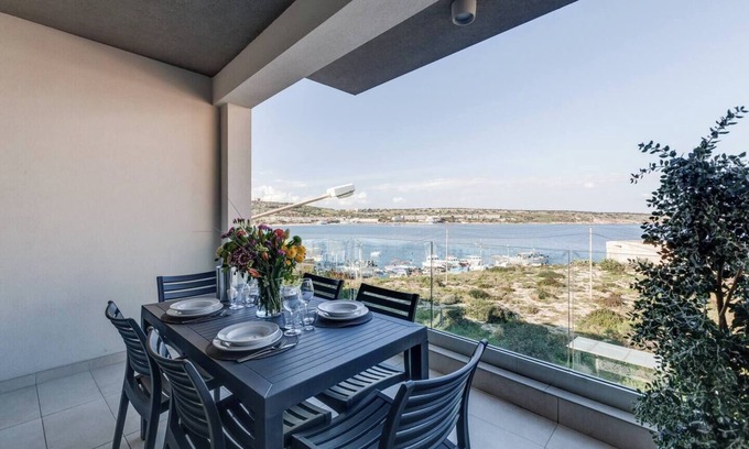 Għadira Apartment | Cosy Mellieħa apartment just steps from the beach 🏖️ with sea views, terrace, 3 bedrooms & 3 bathrooms—perfect for families, friends, or business stays 🌴.