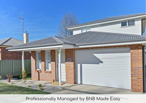 Orange Apartment | Cosy on Curran - CBD Escape, EV Plug, Firepit