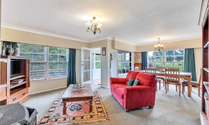 St. Heliers House | Cosy, quiet and rustic urban oasis. Close to the CBD, forest and beach.