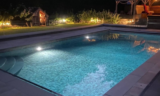 Alton Cabin | Cosy Shepherd's Hut with use of Hot Tub and Heated Pool - Double with ensuite