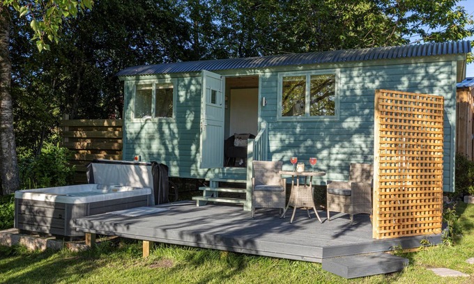 Alness Cabin | Cosy Shepherds Hut in the Scottish Highlands With hot tub