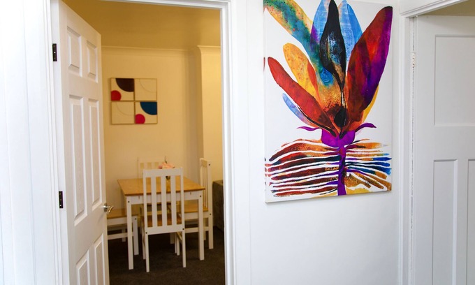 Little Holland Apartment | Cosy & Stylish 2 Bedroom G/F flat in Prime Location