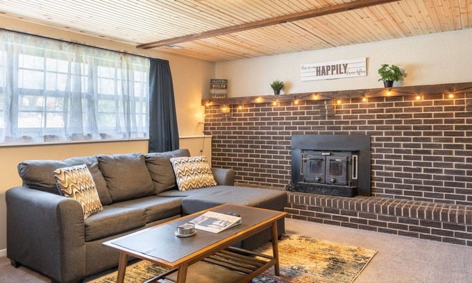 Rustic Hills Apartment | Cosy Suite with views of Pike's Peak