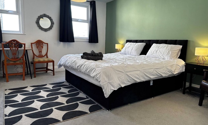 Colchester Apartment | Cosy super king 1 bedroom apartment close to town center