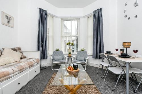 Birkenhead Apartment | Cosy Wirral home near Liverpool with Free Parking!