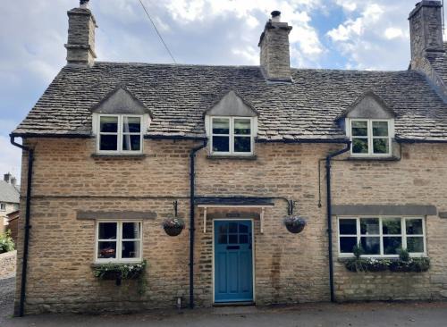 Luckington Bed & Breakfast | Cotswold Cottage B&B - 5 Minutes Walk to Village Pub
