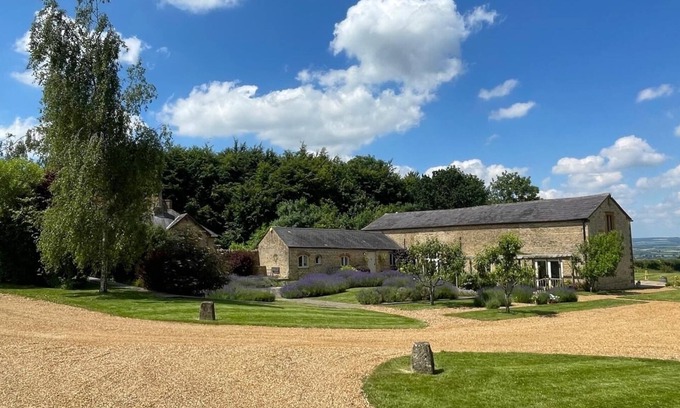 Whichford House | Cotswold Farmhouse Barn - stunning views