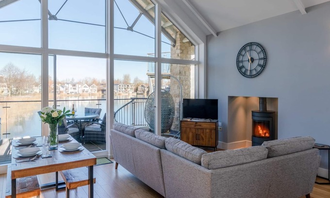 Malmesbury Cottage | Cotswold lakeside lodge with free spa access, pool