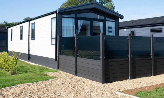 Chipping Norton Cabin | COTSWOLD LODGE, family friendly, with hot tub in Chipping Norton