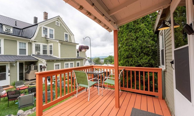 Weirs Beach Cabin | Cottage 14 Summary: A