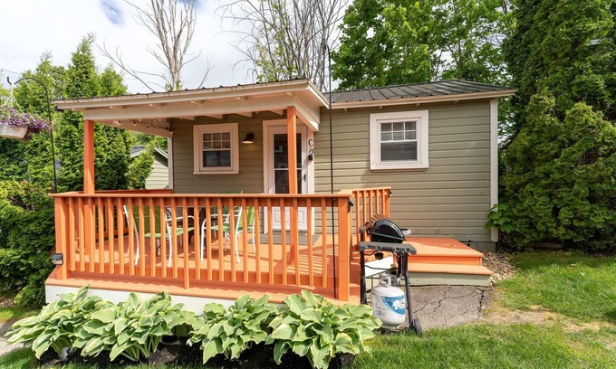Weirs Beach Cabin | Cottage 15 Summary: A