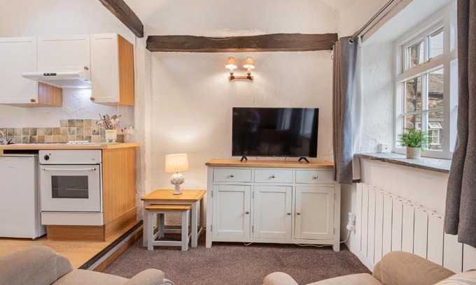 Braithwaite Apartment | Cottage 6 Studio Mews