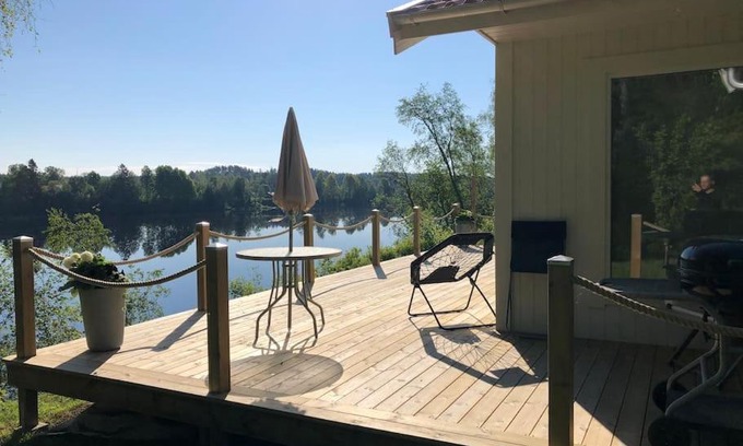 Jamtbo-Sagbo House | Cottage by the river