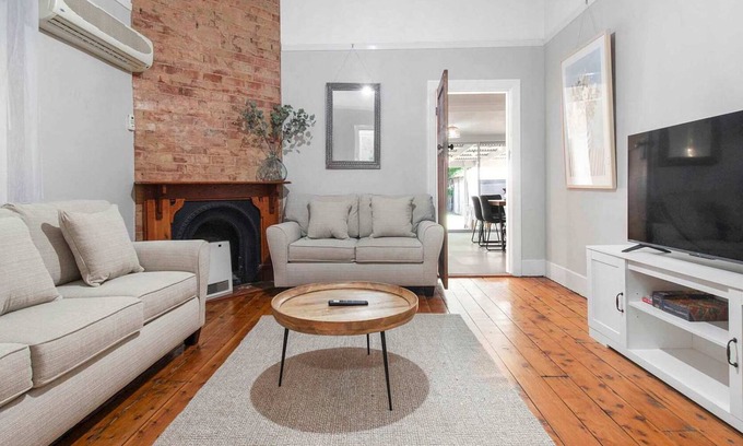 Wagga Wagga House | Cottage Charm on Travers - Pet Friendly, CBD Location