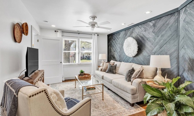 Easley House | Cottage Chic~ Monthly Rental 2min to DT Easley!